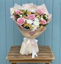 Букет цветов из:  Гвоздики, Орхидеи и Розы в Мурино