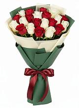 Букет Микс из красных и белых роз в Мурино