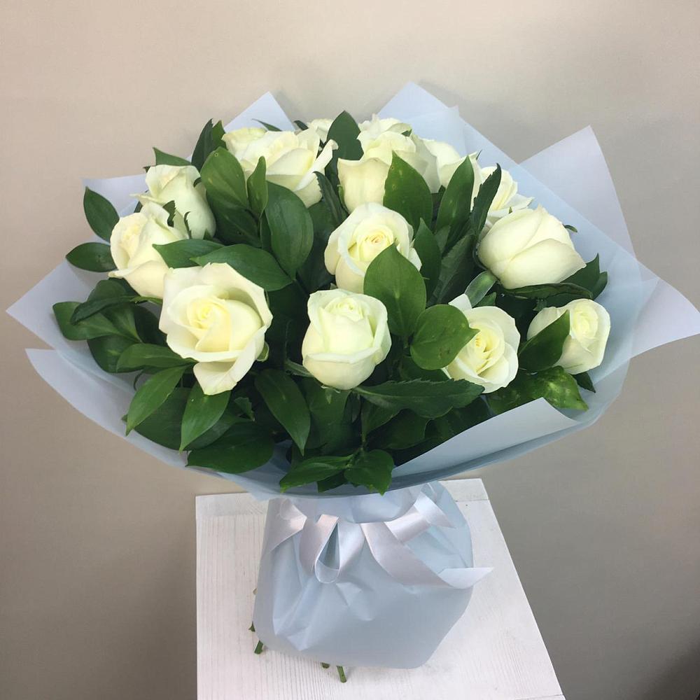 Букет 15 Белых роз Проуд в Мурино