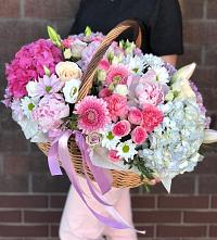 Цветочная композиция из Розы, Хризантемы, Пионы и Лизиантусы в корзине в Мурино