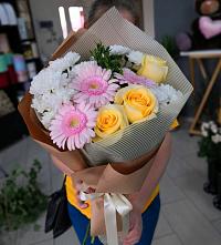 Букет цветов из:  Герберы, Розы и Хризантемы в Мурино