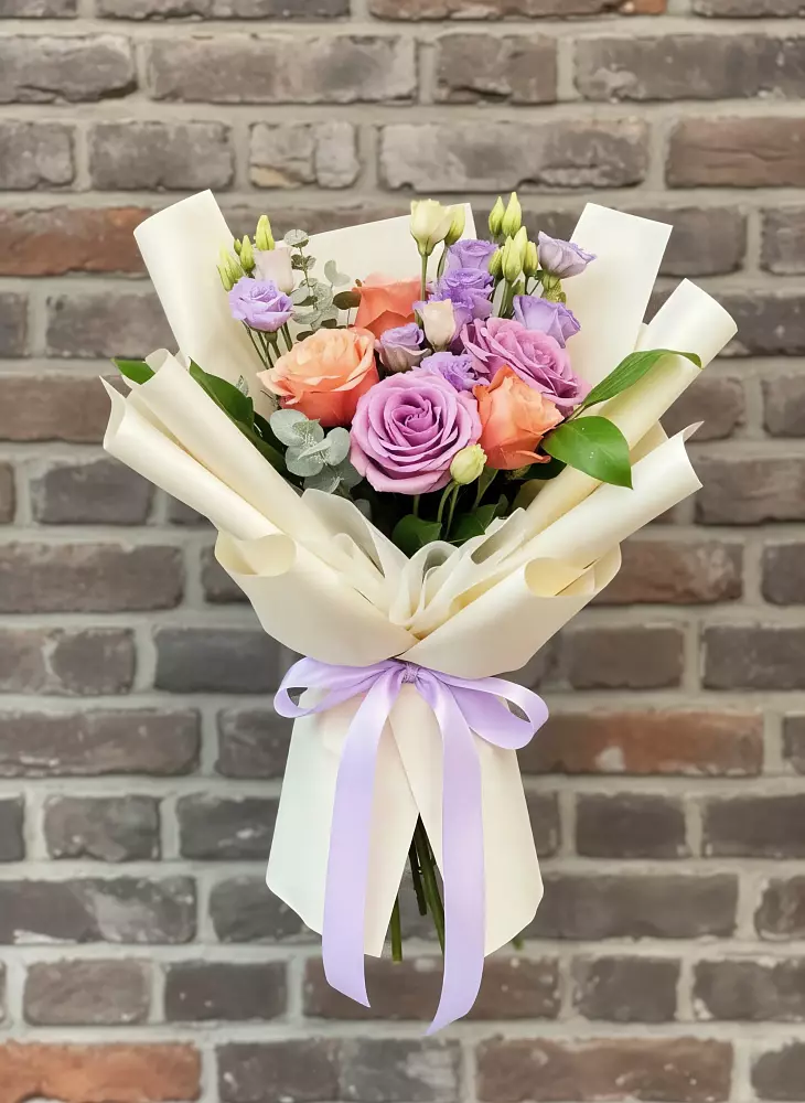 Букет цветов из: Лизиантусы и Розы в Мурино