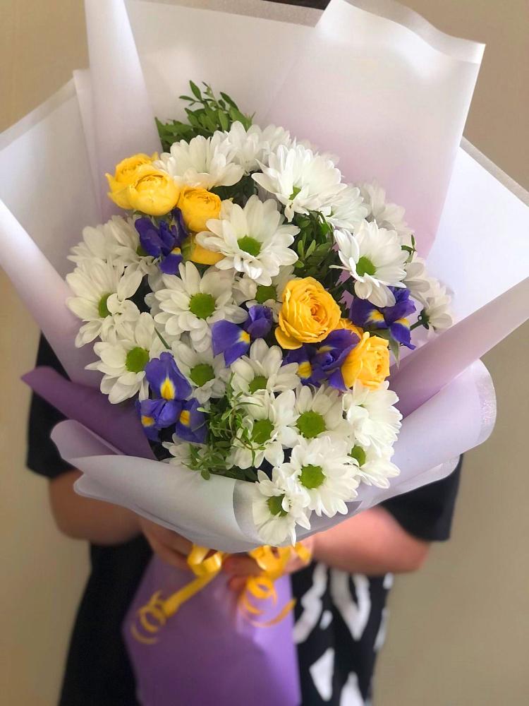 Букет цветов из: Ирисы, Хризантемы и Розы в Мурино