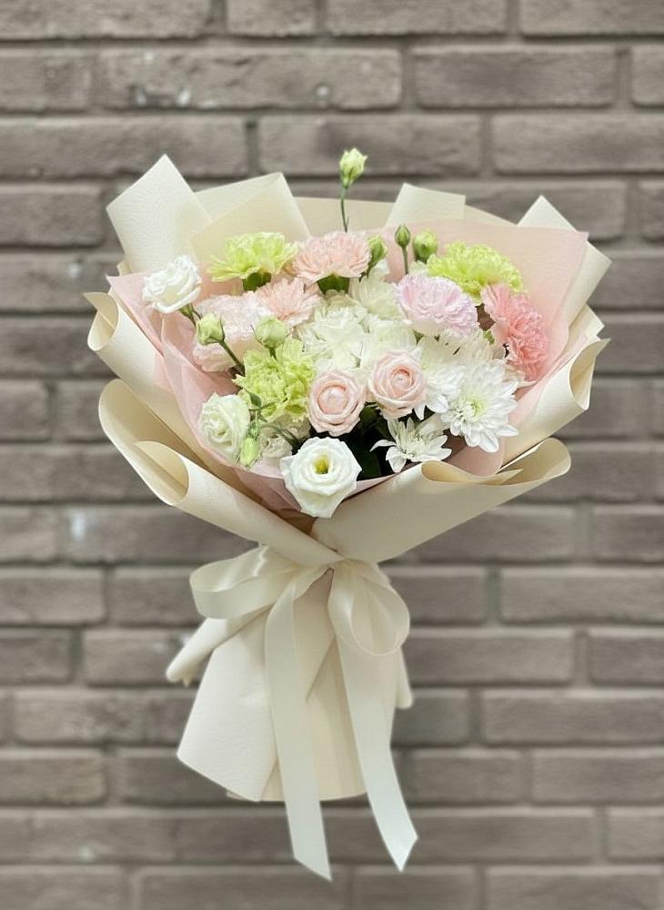 Букет цветов из: Гвоздики, Розы, Лизиантусы и Хризантемы в Мурино