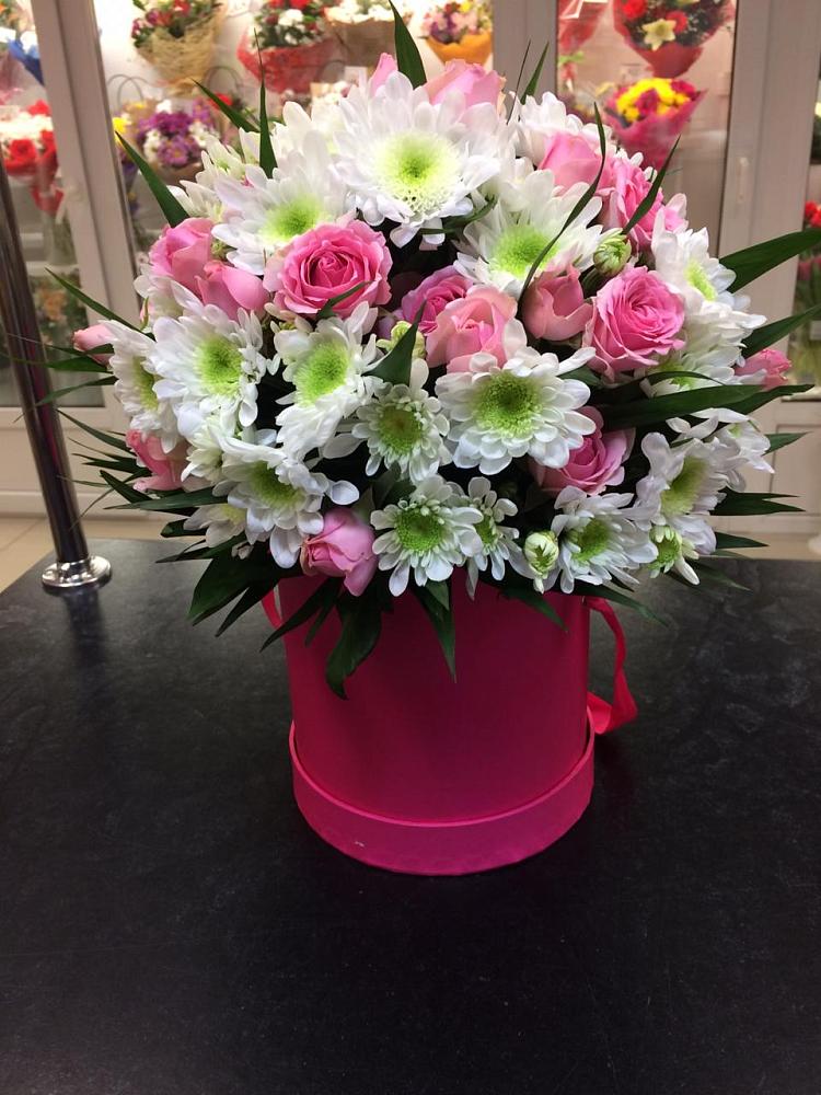 Цветочная композиция из Розы и Хризантемы в шляпной коробке в Мурино