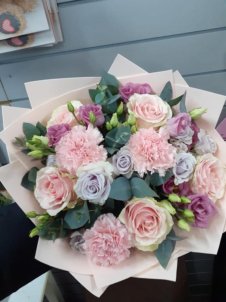 Букет цветов из: Розы, Гвоздики и Лизиантусы в Мурино