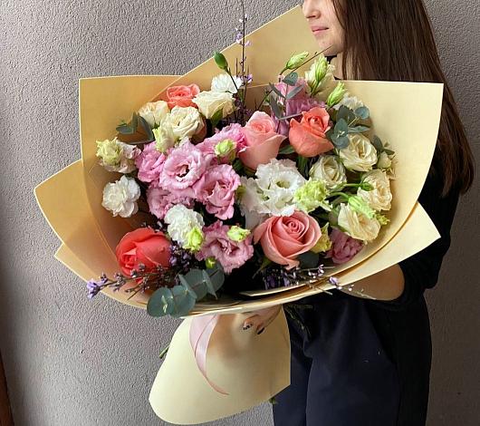 Букет цветов из: Розы, Лизиантусы и Гвоздики в Мурино