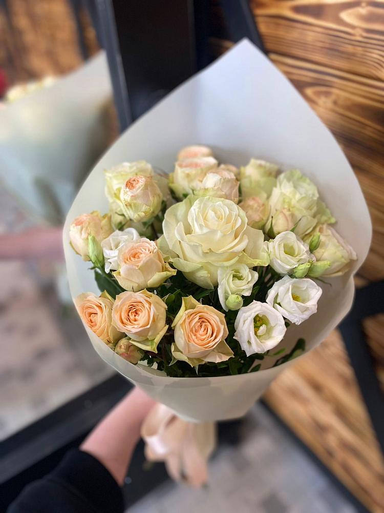 Букет цветов из: Розы и Лизиантусы в Мурино